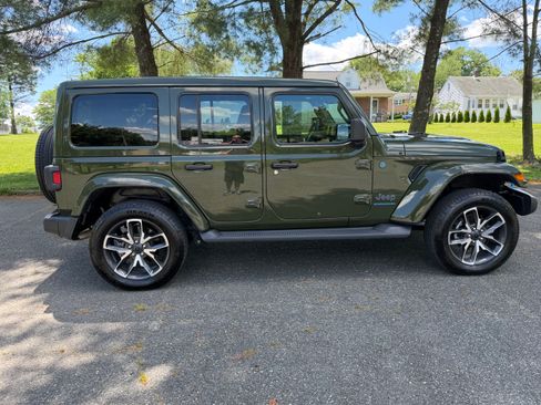 Used 2024 Jeep Wrangler Unlimited w/ Convenience Group AWD/4WD image 4