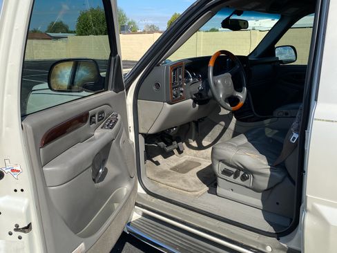 Used 2002 Cadillac Escalade AWD image 12