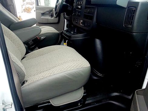 Used 2025 Chevrolet Express 3500 w/ Power Convenience Package image 17