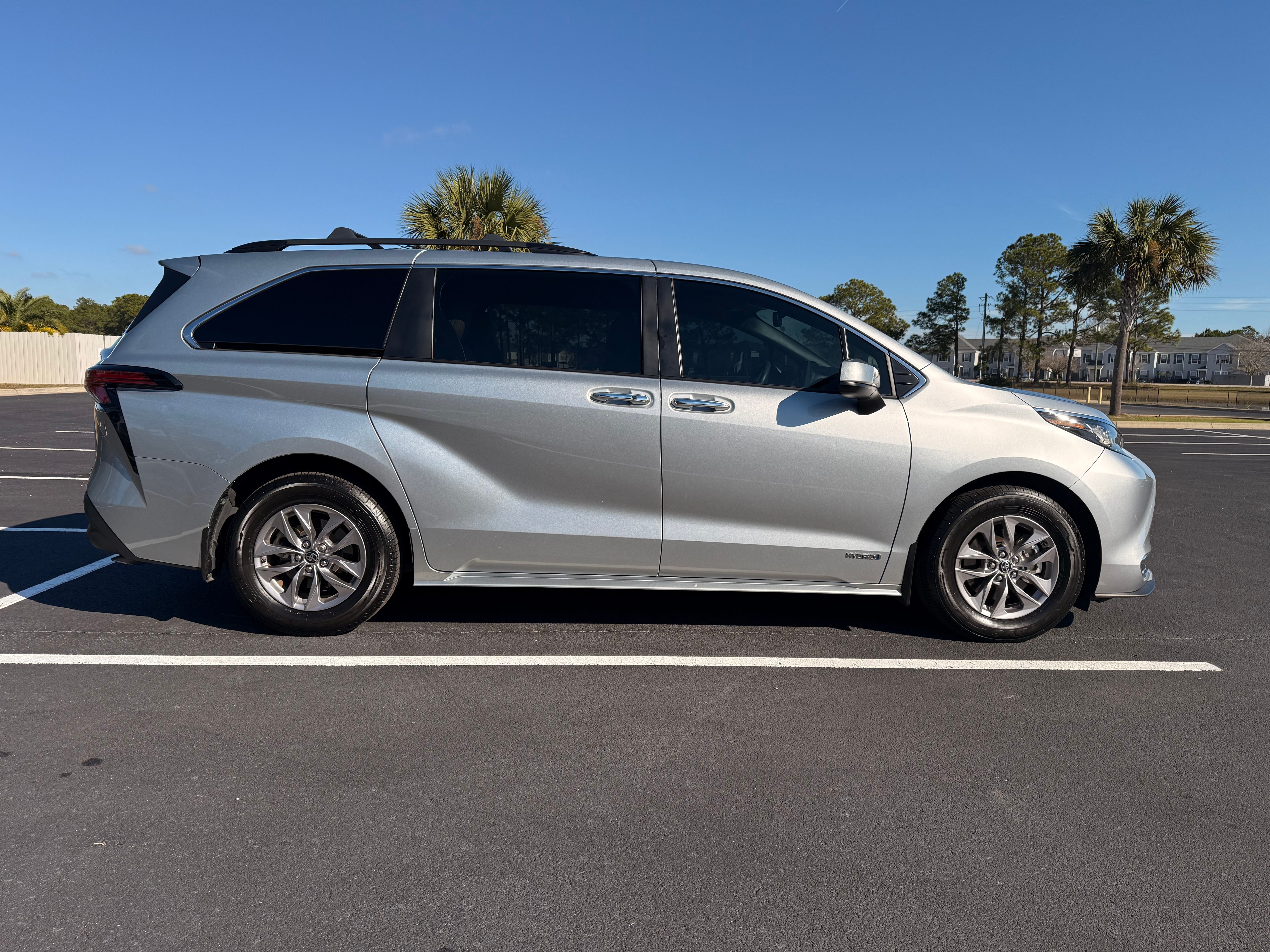 Used 2021 Toyota Sienna XLE w/ XLE Plus Package FWD image 1