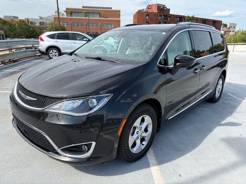Used 2017 Chrysler Pacifica Touring-L Plus w/ Advanced Safetytec Group FWD image 2