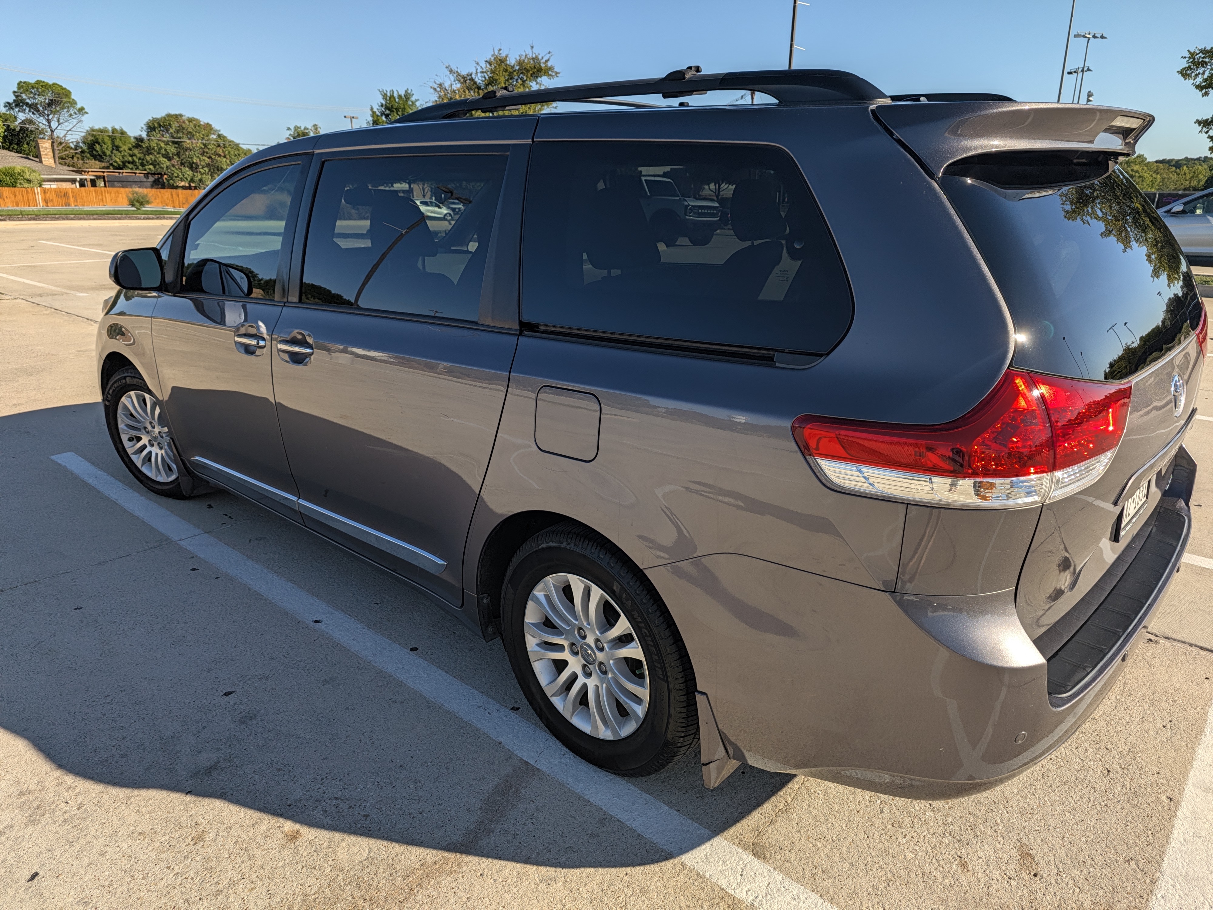 Used 2013 Toyota Sienna XLE w/ Entertainment Pkg FWD image 1