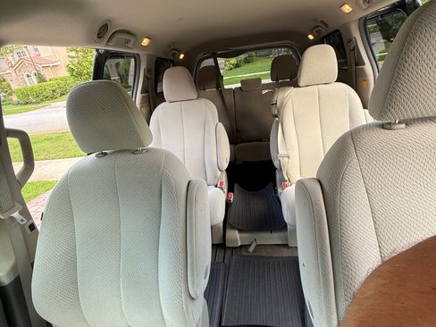 Used 2013 Toyota Sienna LE image 10