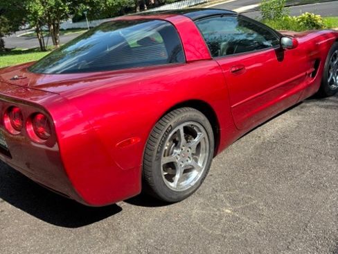 Used 2001 Chevrolet Corvette Coupe w/ Preferred Equipment Group2 RWD image 2