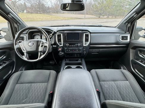 Used 2018 Nissan Titan SV image 11