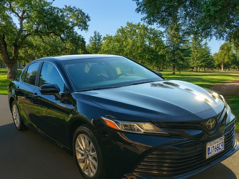 Used 2018 Toyota Camry LE image 9