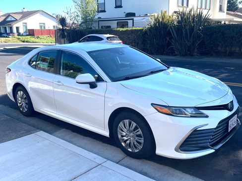 Used 2022 Toyota Camry LE image 4