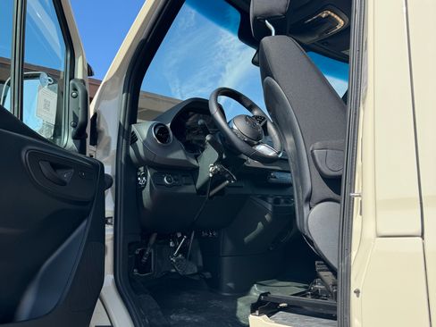 Used 2025 Mercedes-Benz Sprinter 2500 image 17