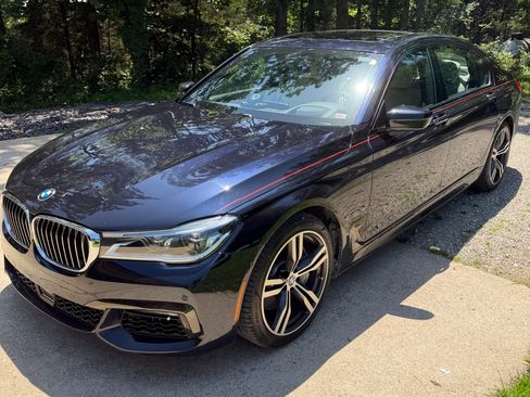 Used 2019 BMW 750i w/ Luxury Rear Seating Package RWD image 12