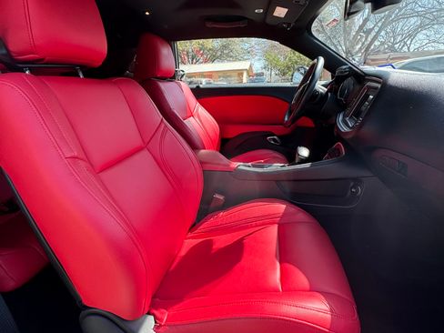 Used 2019 Dodge Challenger SXT image 13