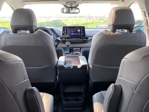 Used 2021 Toyota Sienna XLE FWD image 14