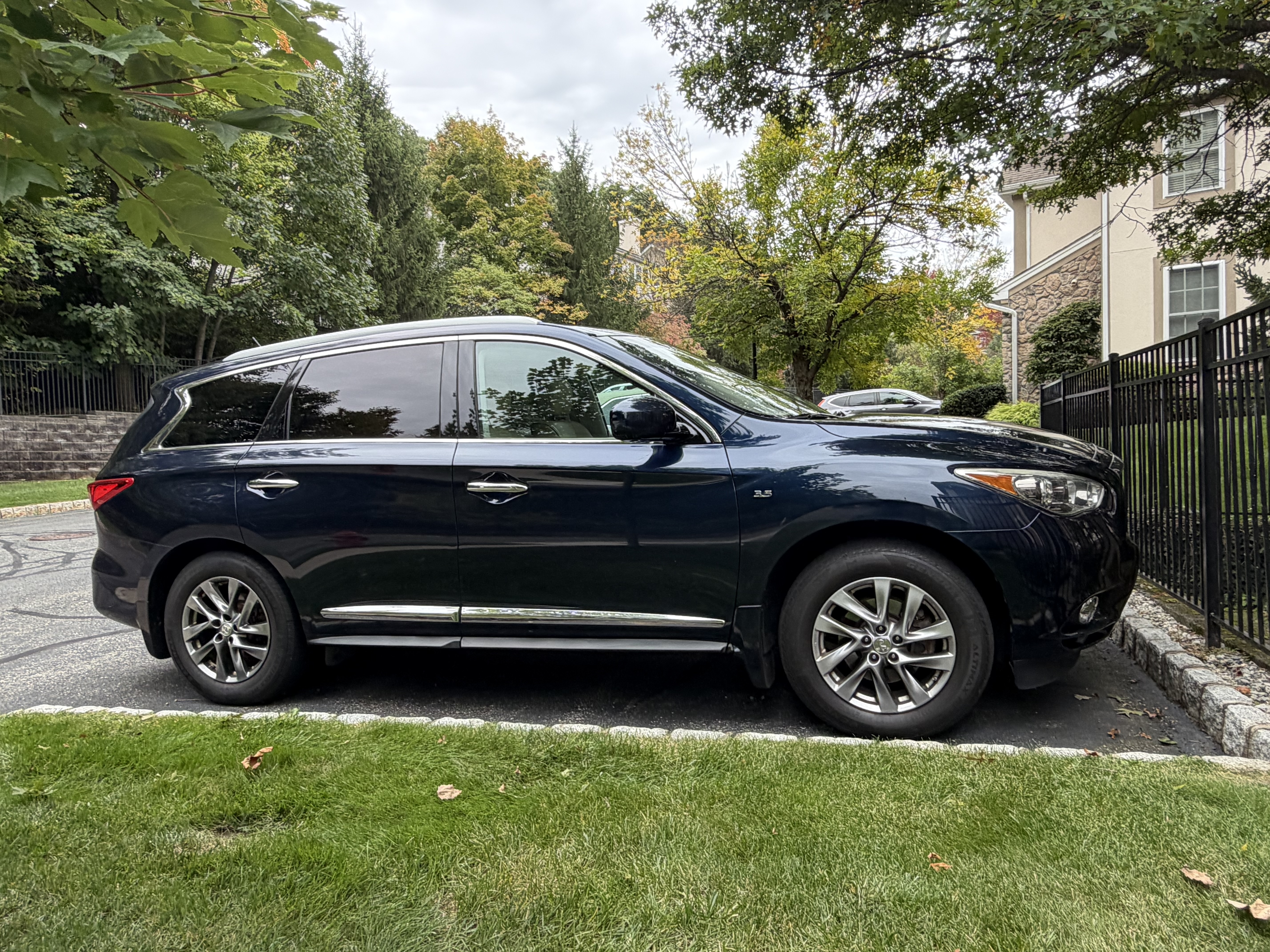 Used 2015 INFINITI QX60 Luxe w/ Premium Plus Package AWD/4WD image 1