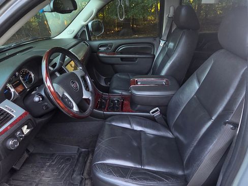 Used 2011 Cadillac Escalade Luxury image 21