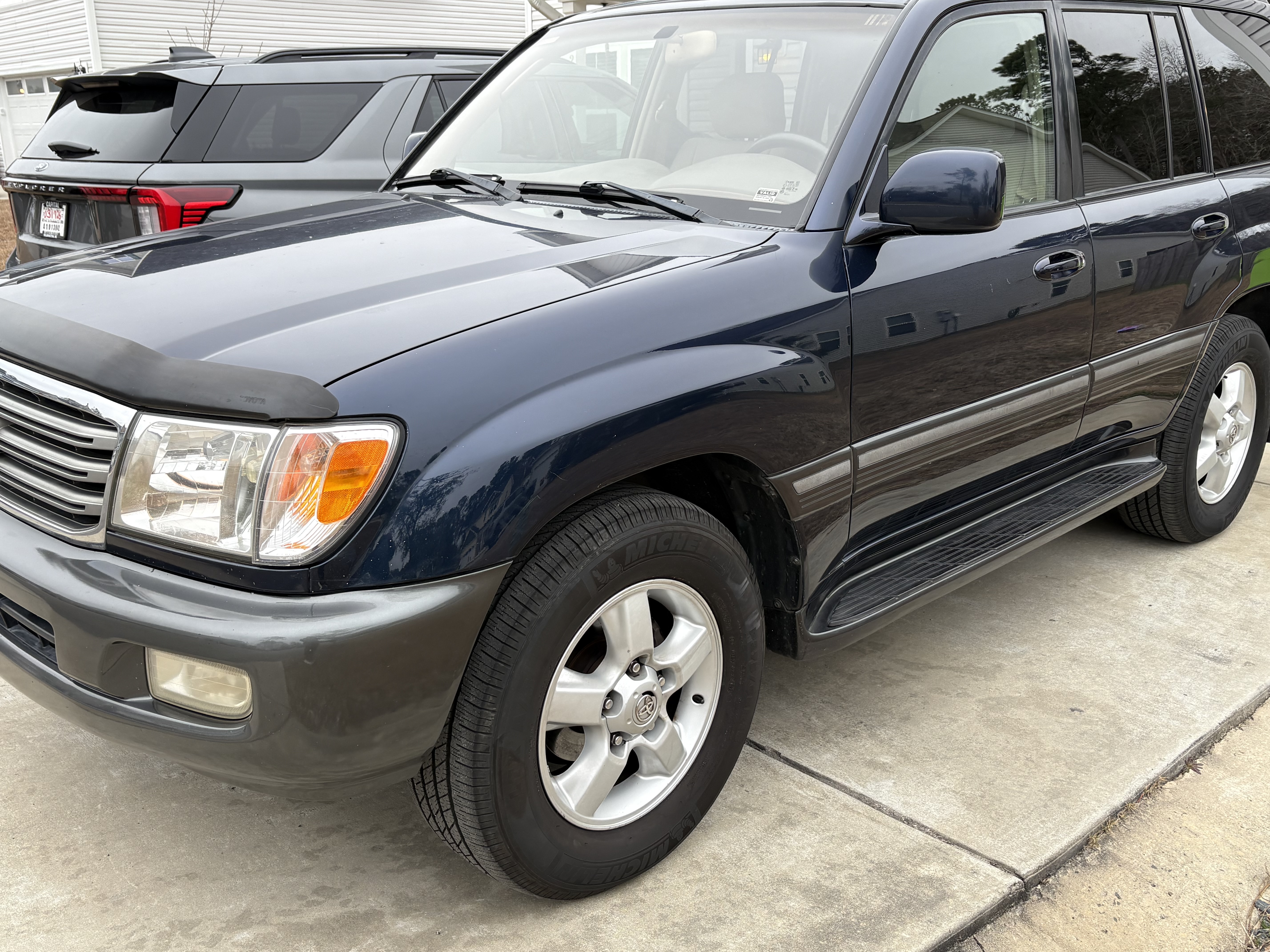 Used 2005 Toyota Land Cruiser w/ Convenience Pkg AWD/4WD image 2