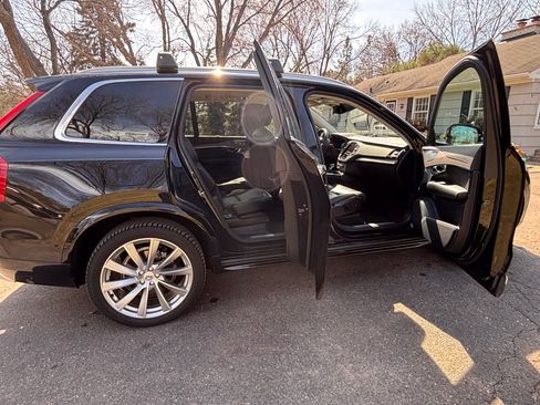 Used 2021 Volvo XC90 T6 Inscription w/ Lounge Package image 9