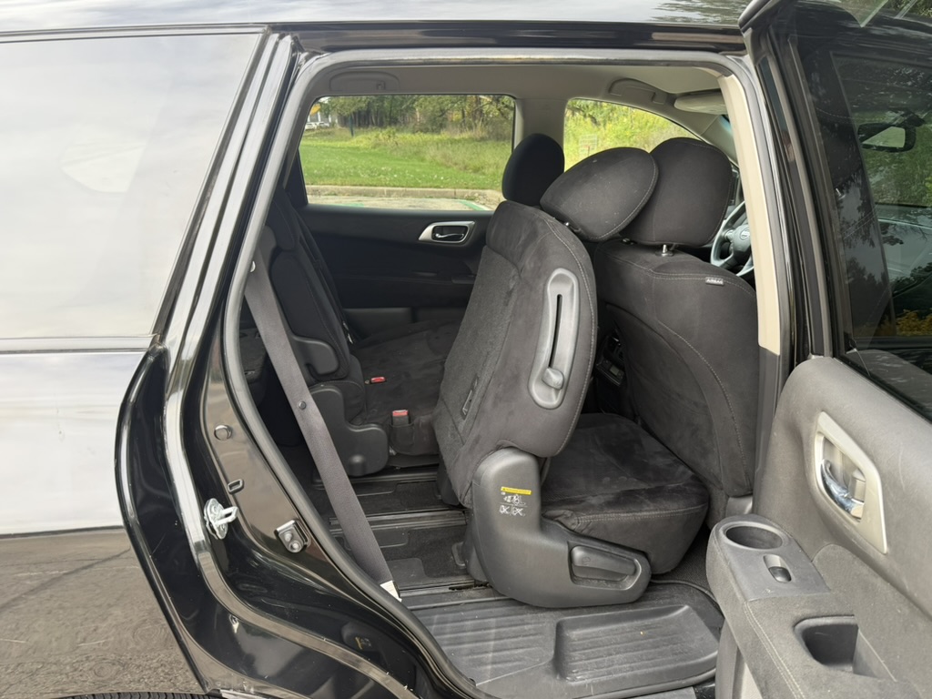 Used 2015 Nissan Pathfinder SV FWD image 8