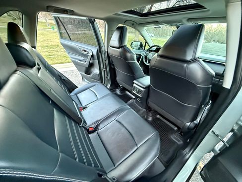 Used 2020 Toyota RAV4 XLE Premium image 27