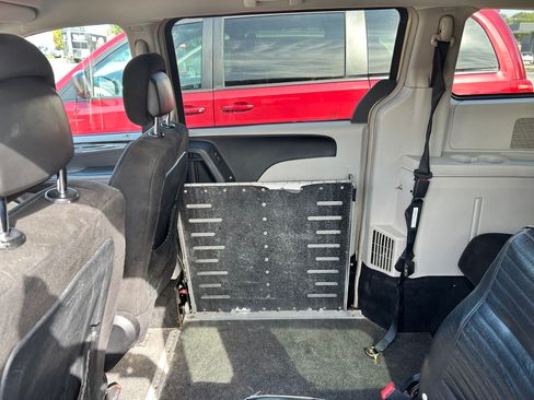 Used 2011 Chrysler Town & Country Touring image 6