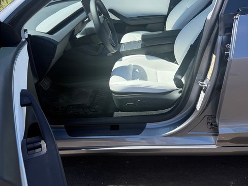Used 2025 Tesla Model 3 Long Range AWD/4WD image 8