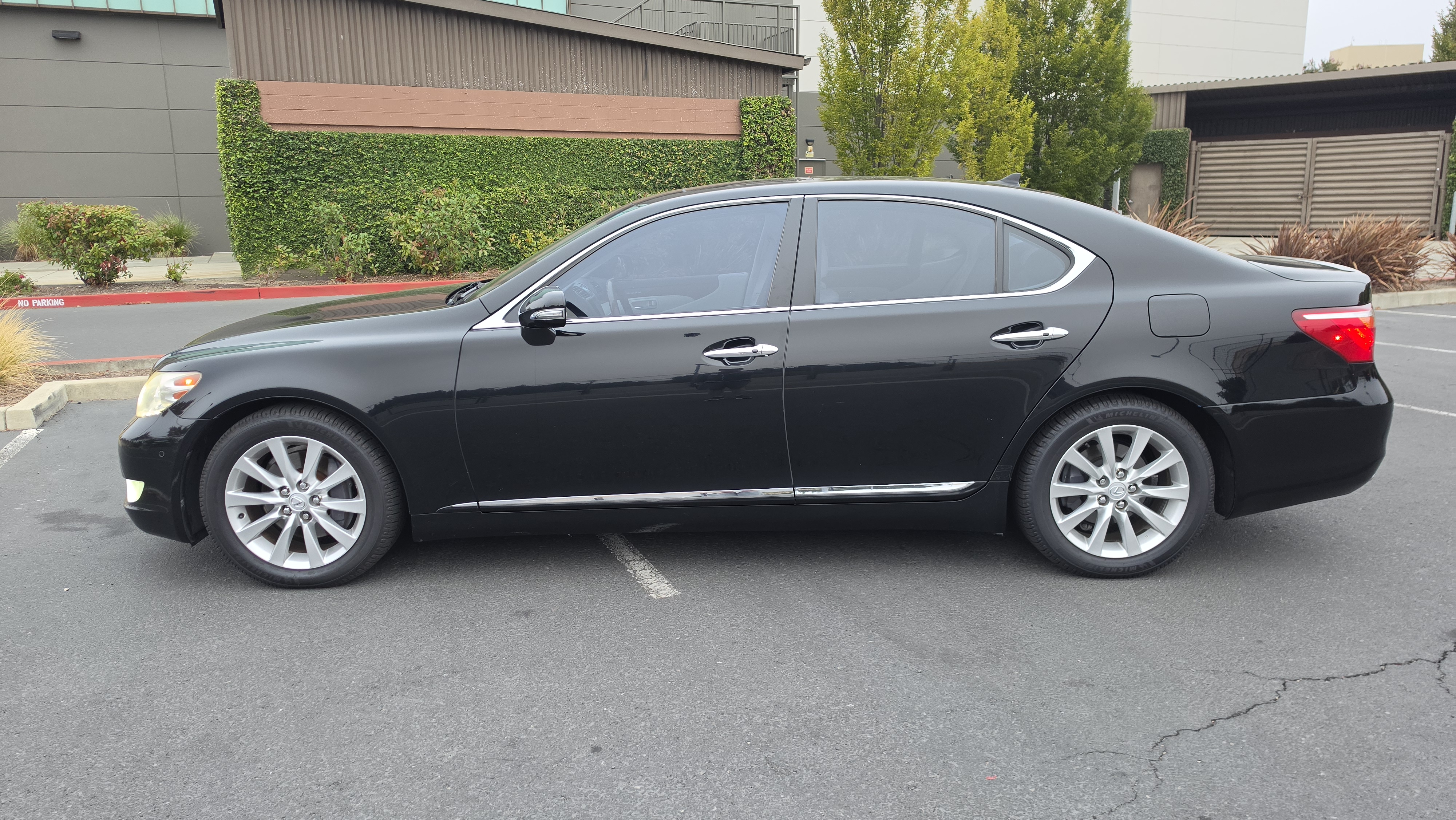 Used 2011 Lexus LS 460 w/ Luxury Value Edition RWD image 1