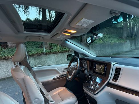 Used 2016 Toyota Sienna XLE Premium image 16