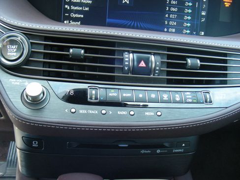 Used 2018 Lexus LS 500 500 Sedan 4D w/ Accessory Package (Z2) image 30