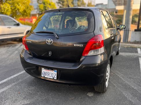 Used 2010 Toyota Yaris 4-Door Hatchback image 5
