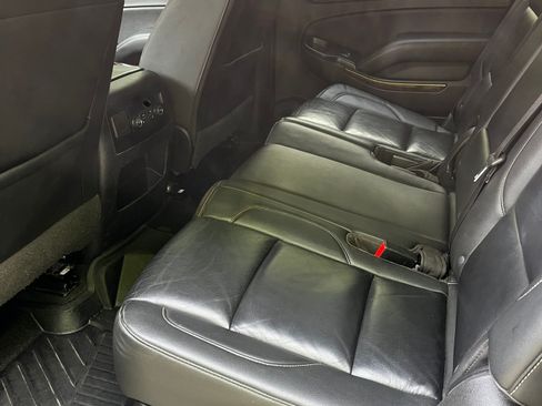 Used 2020 Chevrolet Suburban LT w/ Luxury Package AWD/4WD image 9