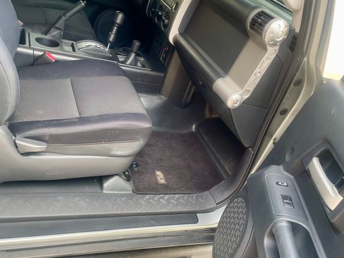 Used 2012 Toyota FJ Cruiser 4WD w/ Convenience Pkg image 29