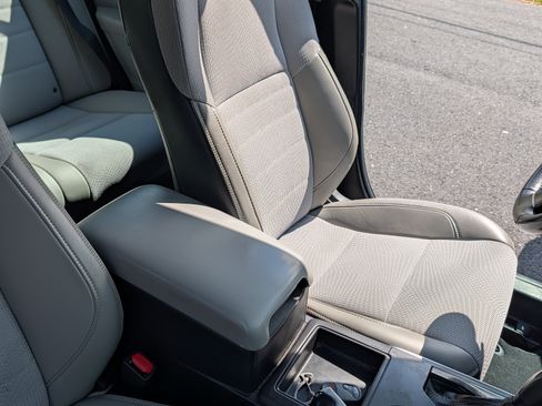 Used 2016 Toyota Camry SE image 2