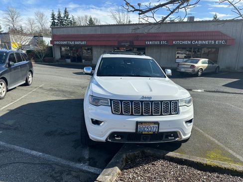 Used 2019 Jeep Grand Cherokee Overland image 2