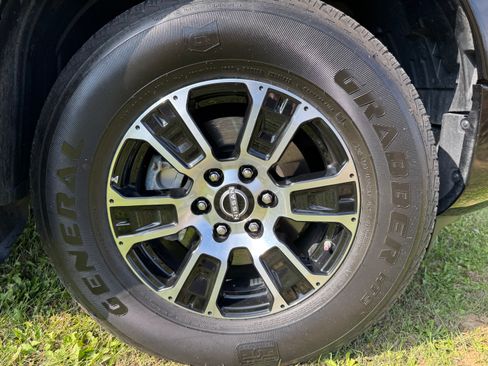 Used 2023 Nissan Titan SV w/ SV Convenience Package image 12