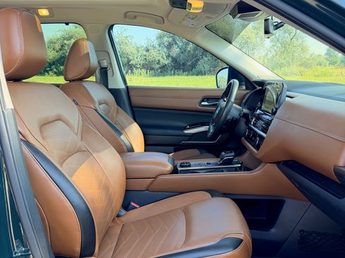 Used 2023 Nissan Pathfinder Platinum AWD/4WD image 11