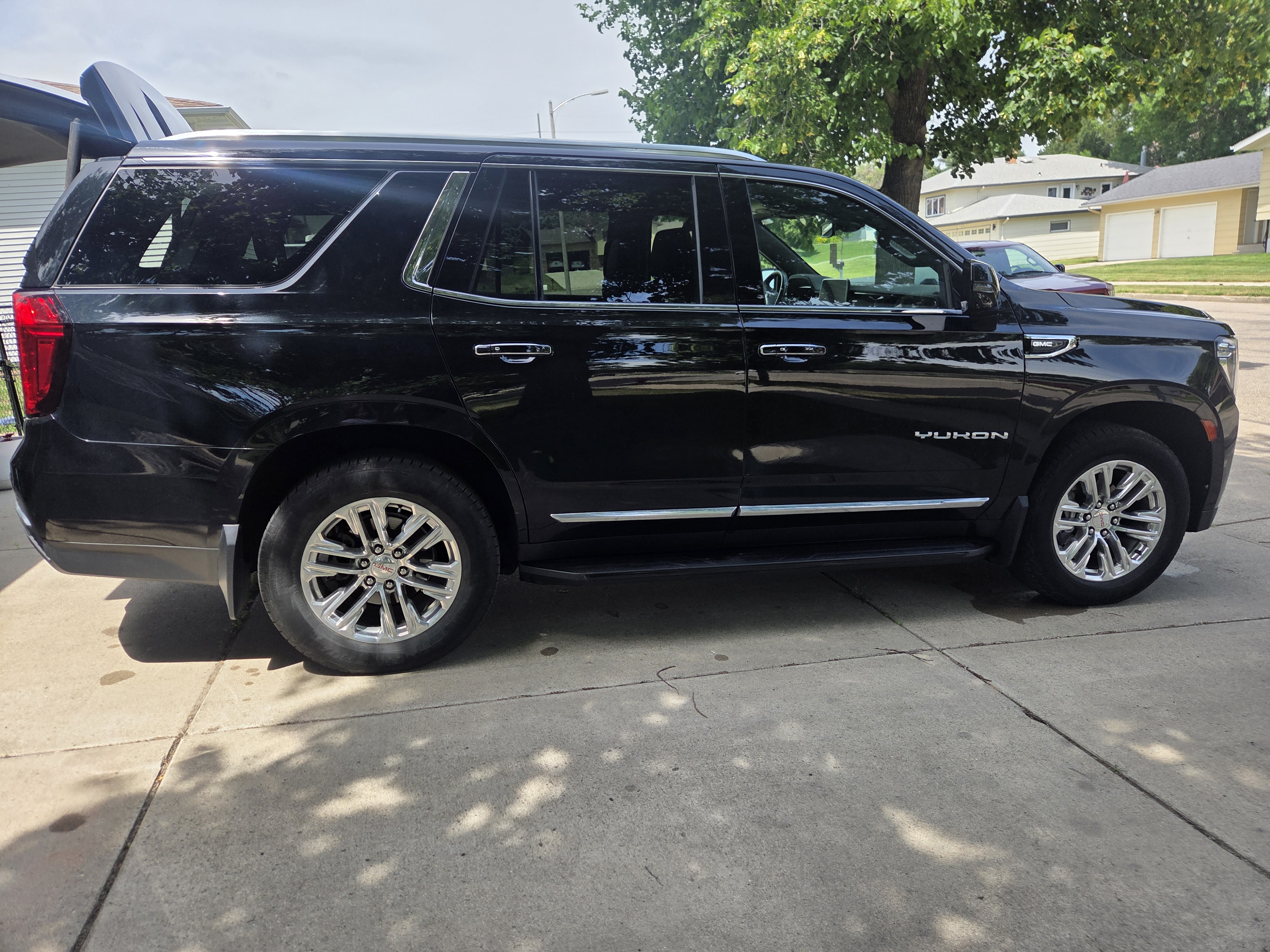 Used 2022 GMC Yukon SLT w/ SLT Luxury Package AWD/4WD image 1