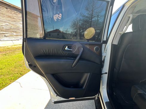 Used 2014 INFINITI QX80 4WD w/ Deluxe Touring Package image 19