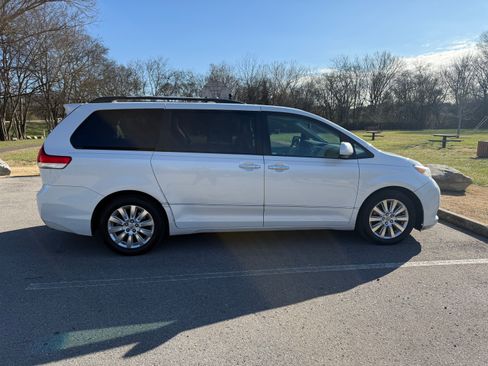 Used 2011 Toyota Sienna Limited image 5