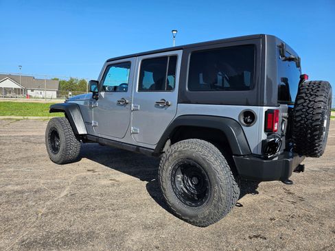 Used 2015 Jeep Wrangler Unlimited Rubicon w/ Connectivity Group AWD/4WD image 9