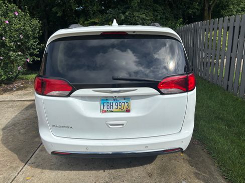 Used 2017 Chrysler Pacifica Touring-L Plus w/ Advanced Safetytec Group FWD image 5