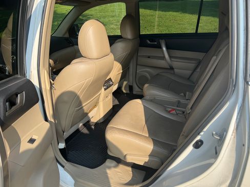 Used 2012 Toyota Highlander SE w/ Tow Pkg AWD/4WD image 11
