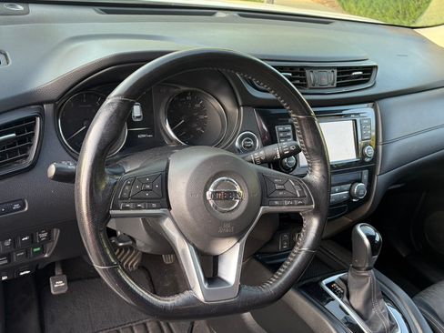 Used 2017 Nissan Rogue SV w/ SV Premium Package AWD/4WD image 17