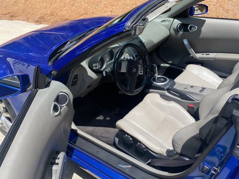 Used 2005 Nissan 350Z Touring RWD image 11