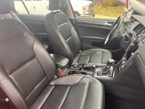 Used 2018 Volkswagen Golf SE image 5