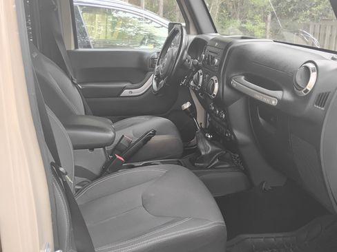 Used 2016 Jeep Wrangler Unlimited Sahara AWD/4WD image 11
