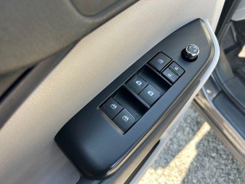 Used 2014 Toyota Highlander XLE image 11