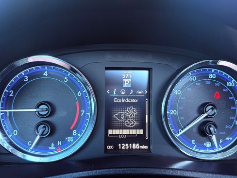 Used 2018 Toyota Corolla XLE image 10