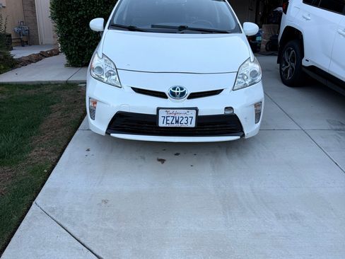 Used 2014 Toyota Prius Five image 1