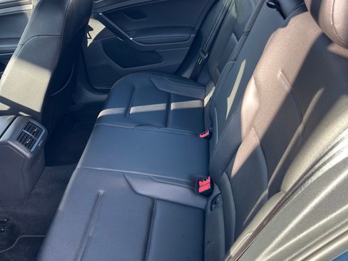 Used 2018 Volkswagen Golf SE image 11