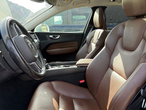 Used 2020 Volvo XC60 T5 Momentum image 8
