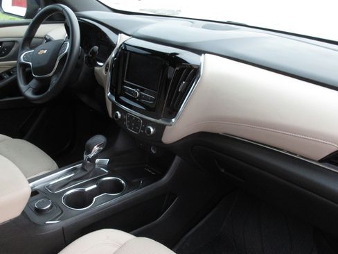 Used 2023 Chevrolet Traverse LT w/ LPO, Floor Liner Package FWD image 21