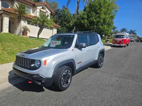 Used 2016 Jeep Renegade Trailhawk w/ Premium Trailhawk Package image 2